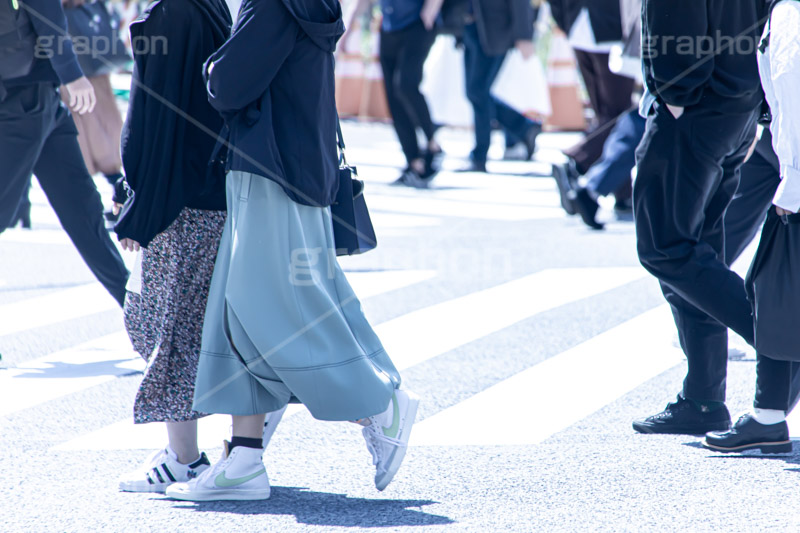 雑踏,都会の雑踏,都会,都心,東京,人混み,混雑,横断歩道,街角,街角スナップ,混む,人々,渡る,歩く,通勤,通学,足,交差点,人物,japan,フルサイズ撮影