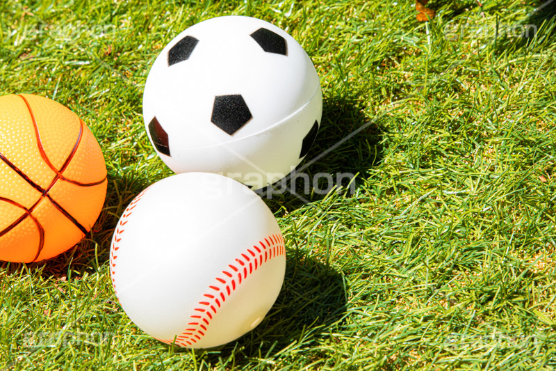 ボールの玩具,ボール,ゴムボール,玩具,おもちゃ,こども,子供,キッズ,スポーツ,野球,ベイスボール,野球ボール,サッカー,サッカーボール,フットサル,バスケット,バスケットボール,運動,競技,球技,体育,部活,芝生,グラウンド,グランド,sports,kids,ball,フルサイズ撮影