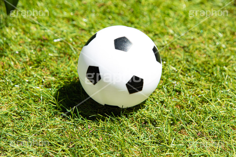 サッカーボール,サッカー,フットサル,ボールの玩具,ボール,ゴムボール,玩具,おもちゃ,こども,子供,キッズ,スポーツ,運動,競技,球技,体育,部活,芝生,グラウンド,グランド,sports,kids,ball,フルサイズ撮影
