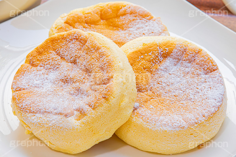 スフレパンケーキ,ホットケーキ,パンケーキ,スイーツ,バター,菓子,お菓子,洋菓子,焼菓子,甘,焼き,料理,粉,砂糖,粉砂糖,ふわふわ,フワフワ,柔らかい,デザート,おやつ,グルメ,カフェ,cafe,cake,sweet,dessert,フルサイズ撮影