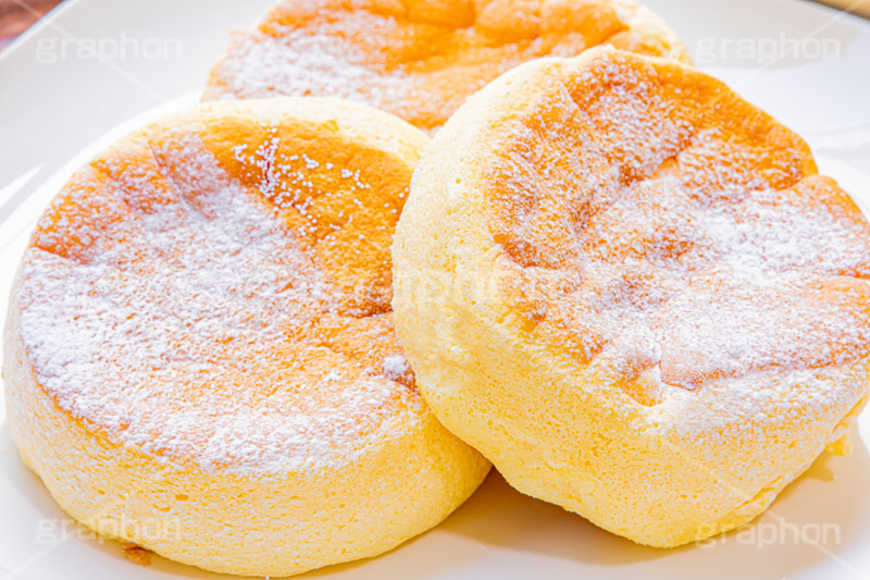 スフレパンケーキ,ホットケーキ,パンケーキ,スイーツ,バター,菓子,お菓子,洋菓子,焼菓子,甘,焼き,料理,粉,砂糖,粉砂糖,ふわふわ,フワフワ,柔らかい,デザート,おやつ,グルメ,カフェ,cafe,cake,sweet,dessert,フルサイズ撮影