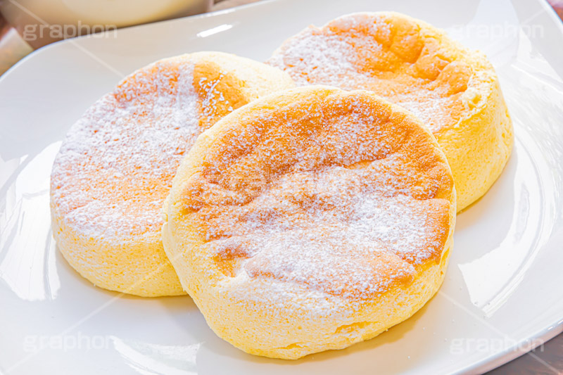 スフレパンケーキ,ホットケーキ,パンケーキ,スイーツ,バター,菓子,お菓子,洋菓子,焼菓子,甘,焼き,料理,粉,砂糖,粉砂糖,ふわふわ,フワフワ,柔らかい,デザート,おやつ,グルメ,カフェ,cafe,cake,sweet,dessert,フルサイズ撮影