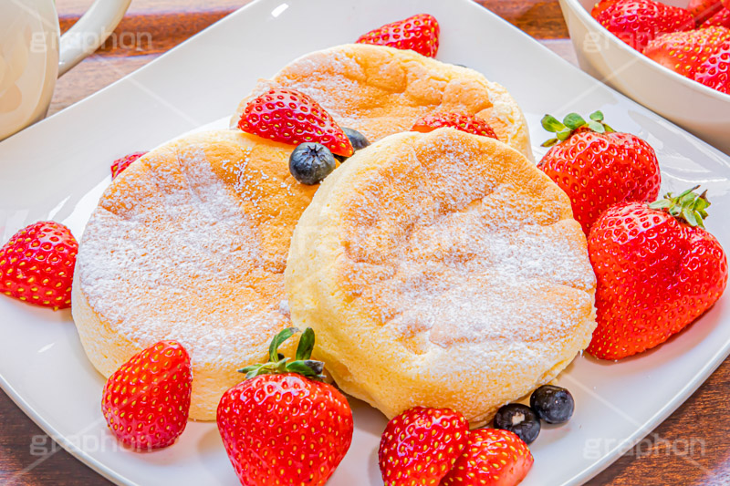 苺のパンケーキ,苺,イチゴ,いちご,ストロベリー,ベリー,ブルーベリー,スフレパンケーキ,ホットケーキ,パンケーキ,スイーツ,バター,フルーツ,菓子,お菓子,洋菓子,焼菓子,甘,焼き,料理,粉,砂糖,粉砂糖,ふわふわ,フワフワ,柔らかい,デザート,おやつ,グルメ,カフェ,cafe,cake,sweet,strawberry,fruit,blueberry,dessert,フルサイズ撮影