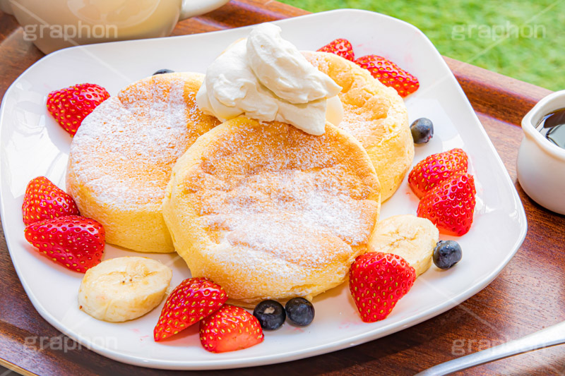 フルーツパンケーキ,バナナ,苺,イチゴ,いちご,ストロベリー,ベリー,ブルーベリー,スフレパンケーキ,ホットケーキ,パンケーキ,サワークリーム,クリーム,シロップ,メイプルシロップ,スイーツ,バター,フルーツ,菓子,お菓子,洋菓子,焼菓子,甘,焼き,料理,粉,砂糖,粉砂糖,ふわふわ,フワフワ,柔らかい,デザート,おやつ,グルメ,カフェ,cafe,cake,sweet,strawberry,fruit,blueberry,banana,cream,syrup,dessert,フルサイズ撮影