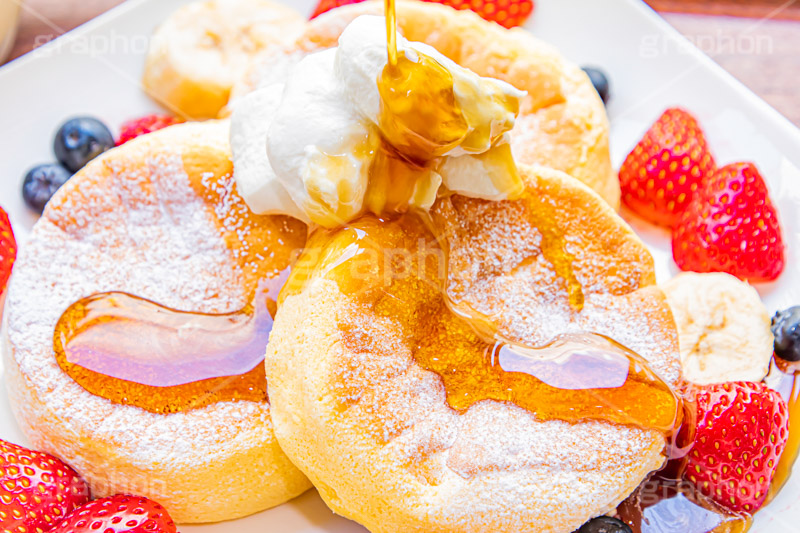 メイプルシロップ,シロップ,フルーツパンケーキ,バナナ,苺,イチゴ,いちご,ストロベリー,ベリー,ブルーベリー,スフレパンケーキ,ホットケーキ,パンケーキ,サワークリーム,クリーム,スイーツ,バター,フルーツ,菓子,お菓子,洋菓子,焼菓子,甘,焼き,料理,粉,砂糖,粉砂糖,ふわふわ,フワフワ,柔らかい,デザート,おやつ,グルメ,カフェ,かける,垂れる,垂れ,cafe,cake,sweet,strawberry,fruit,blueberry,banana,cream,syrup,dessert,フルサイズ撮影