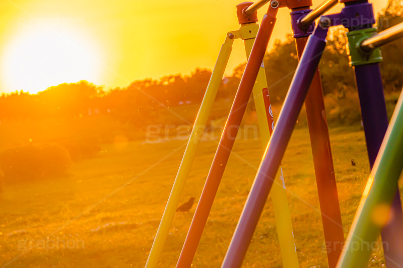 夕暮れ,夕焼け,夕方,夕日,日の入り,オレンジ,染,日没,哀愁,ノスタルジック,シルエット,公園,遊具,鉄棒,カラス,太陽,空/天気,空/雲,逆光,sky,silhouette,sunset,フルサイズ撮影
