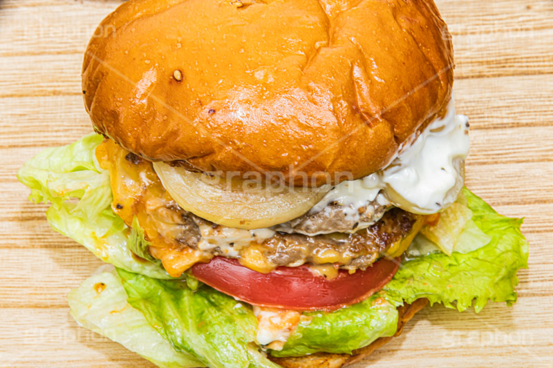 ハンバーガー,バーガー,サンド,パテ,ジューシー,ジャンク,ジャンキー,ジャンクフード,チェーン店,ファーストフード,ファストフード,洋食,ビーフ,牛肉,ベーコン,オニオン,トマト,レタス,チーズ,ソース,cheese,beef,hamburger,tomato,onion,フルサイズ撮影