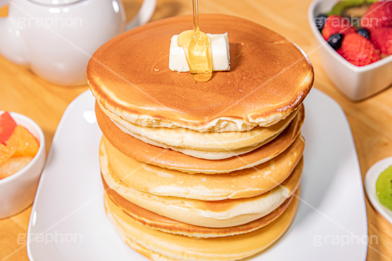 積み上げられたホットケーキ,ホットケーキ積み,ホットケーキ,パンケーキ,スイーツ,デザート,バター,ハニー,ハチミツ,はちみつ,蜂蜜,垂れ,垂れる,かける,お菓子,菓子,甘,焼き,料理,家庭,粉,積,たくさん,おやつ,いちご,苺,ブルーベリー,キウイ,フルーツ,fruit,strawberry,blueberry,kiwi,sweet,cake,butter,honey,フルサイズ撮影
