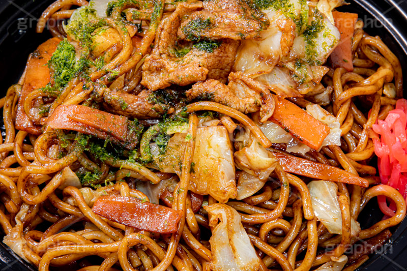 ソース焼きそば,焼きそば,ヤキソバ,やきそば,焼そば,粉もん,麺類,麺,和食,日本食,日本料理,炒め,ソース,ソウルフード,キャベツ,きゃべつ,にんじん,ニンジン,豚肉,青海苔,青のり,紅しょうが,つまみ,おつまみ,soulfood,japan,フルサイズ撮影