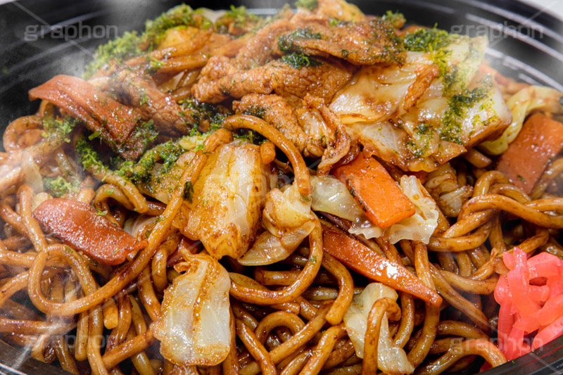 ソース焼きそば,焼きそば,ヤキソバ,やきそば,焼そば,粉もん,麺類,麺,和食,日本食,日本料理,炒め,ソース,ソウルフード,キャベツ,きゃべつ,にんじん,ニンジン,豚肉,青海苔,青のり,紅しょうが,湯気,つまみ,おつまみ,soulfood,japan,フルサイズ撮影