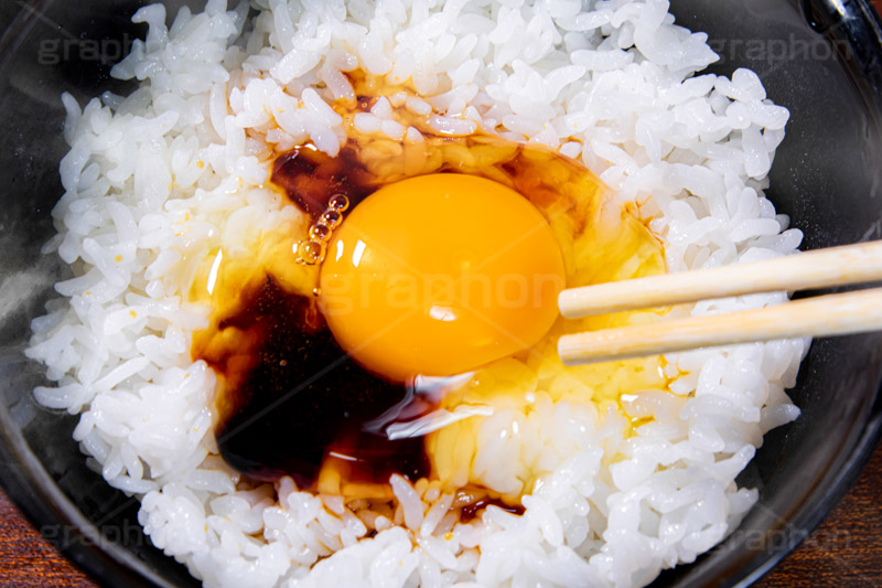 卵かけごはん,卵かけご飯,卵,生卵,TKG,醤油,しょうゆ,混ぜ,ごはん,あつあつ白飯,炊き立て炊き立てごはん,炊き,米,白米,ご飯,お米,和食,日本食,日本料理,湯気,茶碗,ちゃわん,はし,箸,湯気,熱々,アツアツ,あつあつ,ホクホク,ほくほく,グルメ,rice,japan,フルサイズ撮影