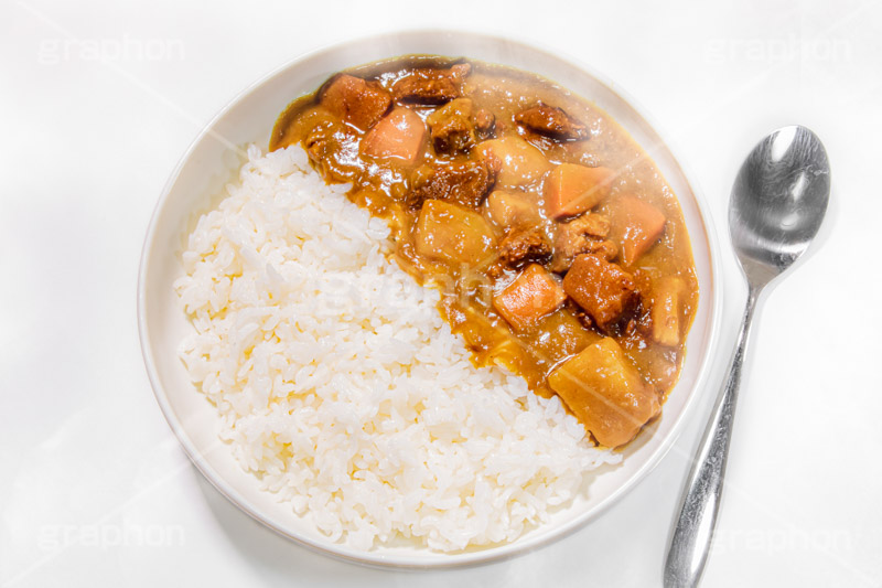 カレーライス,カレー,カリー,具,牛肉,ビーフ,辛い,スパイス,夕飯,夕食,ご飯,ライス,和食,日本料理,日本食,湯気,スプーン,japan,spoon,curry,フルサイズ撮影