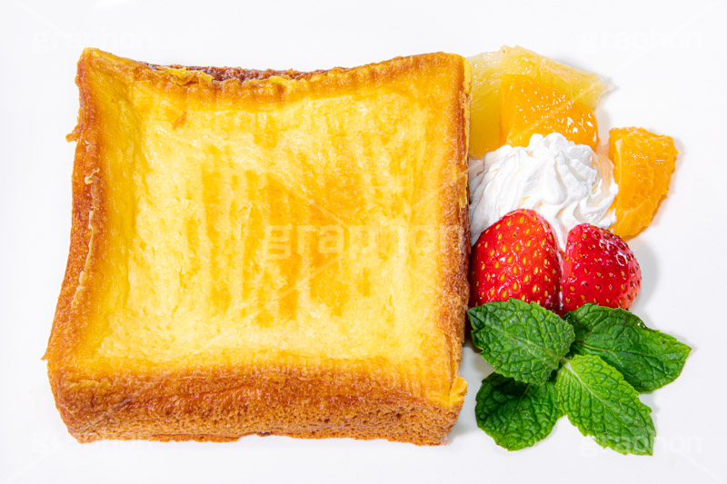 フレンチトースト,トースト,ミルク,牛乳,たまご,食パン,パン,ぱん,ブレックファースト,朝食,おやつ,菓子パン,スイーツ,甘い,しっとり,バター,小麦粉,焼き,オレンジ,いちご,生クリーム,ミント,ペパーミント,butter,bread,breakfast,toast,フルサイズ撮影