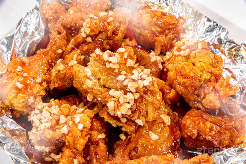 ヤンニョムチキン,ヤンニョム,チキン,フライドチキン,クリスピーチキン,甘辛,タレ,唐揚げ,から揚げ,鶏肉,揚げ,コチュジャン,ケチャップ,カリカリ,ジューシー,ジャンクフード,ジャンキー,照り,ナッツ,韓国グルメ,湯気,chicken,nuts,フルサイズ撮影