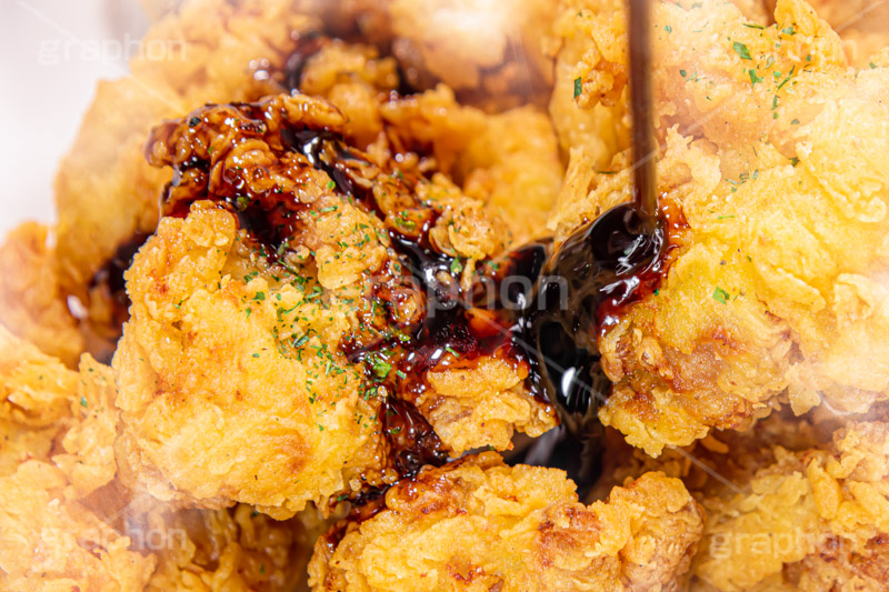 ヤンニョムチキン,ヤンニョム,チキン,クリスピーチキン,フライドチキン,甘辛,タレ,垂れ,垂れる,かける,唐揚げ,から揚げ,鶏肉,揚げ,コチュジャン,ケチャップ,カリカリ,ジューシー,ジャンクフード,ジャンキー,韓国グルメ,湯気,chicken,フルサイズ撮影