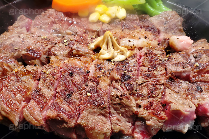 ステーキ,鉄板,肉,肉食,ビーフ,湯気,あつあつ,熱々,牛肉,焦げ,焼き,バター,レア,脂,脂質,スタミナ,洋食,タレ,ペッパー,meat,steak,garlic,beef,butter,スマホ撮影