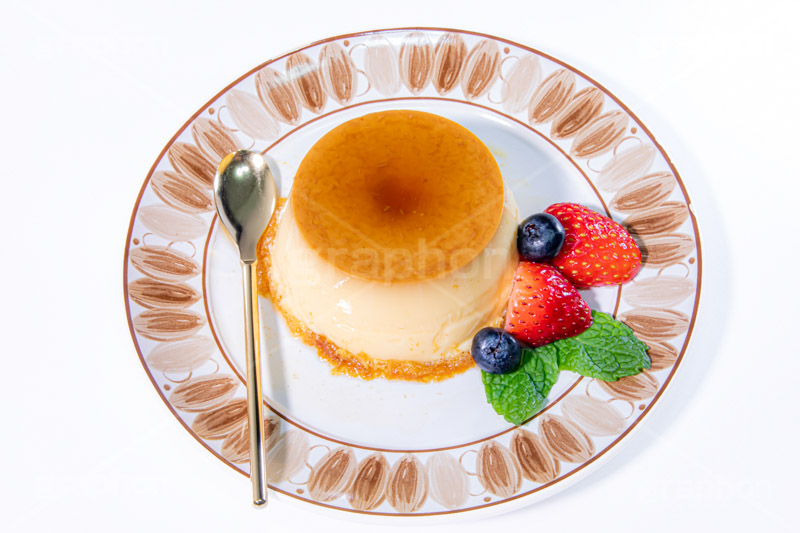 プリンアラモード,焼きプリン,プリン,ぷりん,プディング,カラメル,フルーツ,いちご,ベリー,ブルーベリー,ミント,ペパーミント,たまご,デザート,おやつ,スイーツ,菓子,お菓子,焼菓子,焼き菓子,甘い,スプーン,sweet,pudding,spoon,mint
