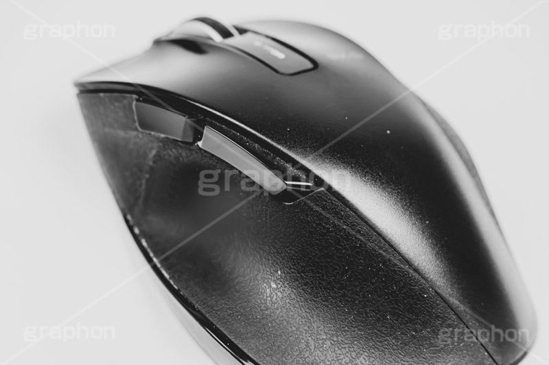 マウス,クリック,操作,パソコン,コンピューター,デジタル,ガジェット,モノクロ,白黒,しろくろ,モノクローム,単色画,単彩画,単色,digital,mouse,click,personal computer,PC,computer,フルサイズ撮影