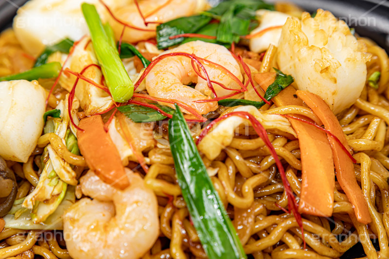 上海風焼きそば,タイ風焼きそば,タイ風,タイ,ヤキソバ,やきそば,焼きそば,ソース,ニラ,炒め,麺類,国民食,エスニック,えび,海老,エビ,いか,イカ,魚介,シーフード,香ばしい,ソウルフード,粉もん,唐辛子,トウガラシ,ニンジン,にんじん,ethnic,seafood