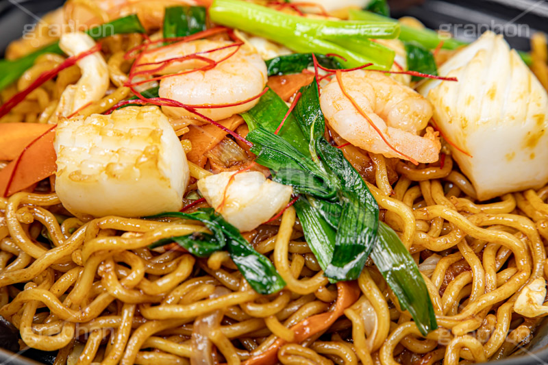 上海風焼きそば,タイ風焼きそば,タイ風,タイ,ヤキソバ,やきそば,焼きそば,ソース,ニラ,炒め,麺類,国民食,エスニック,えび,海老,エビ,いか,イカ,魚介,シーフード,香ばしい,ソウルフード,粉もん,唐辛子,トウガラシ,ニンジン,にんじん,ethnic,seafood