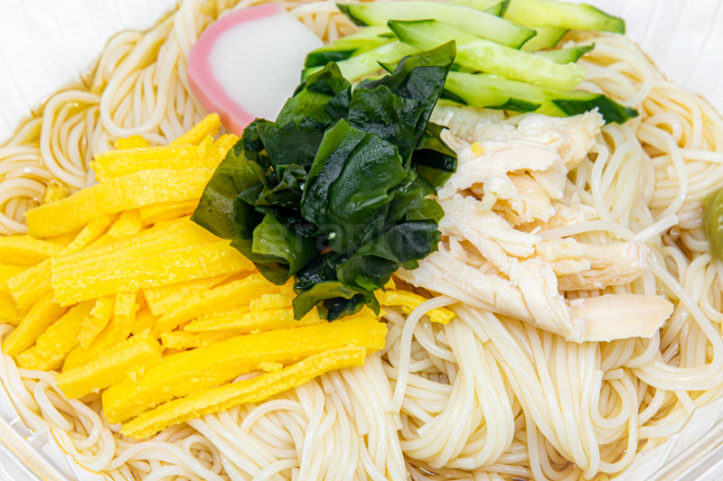 そうめん,素麺,だし,出汁,ダシ,わかめ,ワカメ,きゅうり,キュウリ,かまぼこ,蒲鉾,カマボコ,錦糸卵,ささみ,ササミ,日本料理,日本食,和食,つゆ,茹,冷やし,夏,麺料理,麺類,ぶっかけ,コンビニ,冷麦,ひやむぎ,サマー,summer,japan