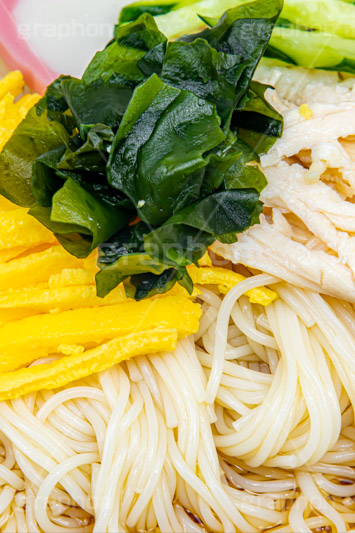 そうめん,素麺,だし,出汁,ダシ,わかめ,ワカメ,きゅうり,キュウリ,かまぼこ,蒲鉾,カマボコ,錦糸卵,ささみ,ササミ,日本料理,日本食,和食,つゆ,茹,冷やし,夏,麺料理,麺類,ぶっかけ,コンビニ,冷麦,ひやむぎ,サマー,summer,japan