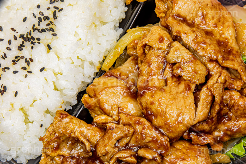 生姜焼き弁当,生姜焼き,弁当,お弁当,豚肉,焼肉,焼き肉,生姜,焼き,ジンジャー,照り,玉ねぎ,ごはん,ご飯,和食,日本食,コンビニ,rice,フルサイズ撮影