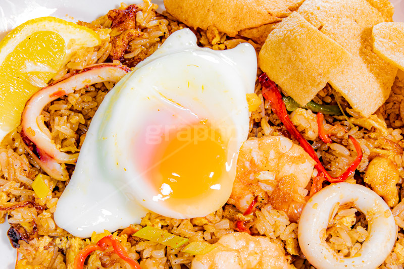 ナシゴレン,焼き飯,焼飯,チャーハン,炒飯,炒め,エスニック,オリエンタル,インドネシア,マレーシア,アジアン,エビ,えび,海老,いか,イカ,玉子,目玉焼き,半熟,パプリカ,レモン,クルプック,えびせん,チップス,せんべい,ethnic,フルサイズ撮影