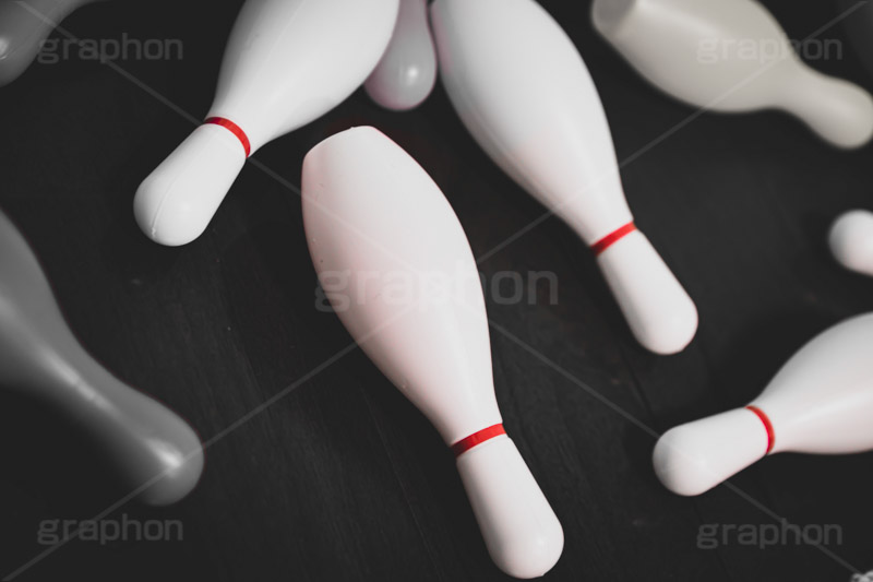 散らかったボーリングの玩具,ボーリング,ピン,ゲーム,散らかる,片付け,片づけ,こども,子供,おもちゃ,玩具,キッズ,TOY,kids,game,bowling,フルサイズ撮影