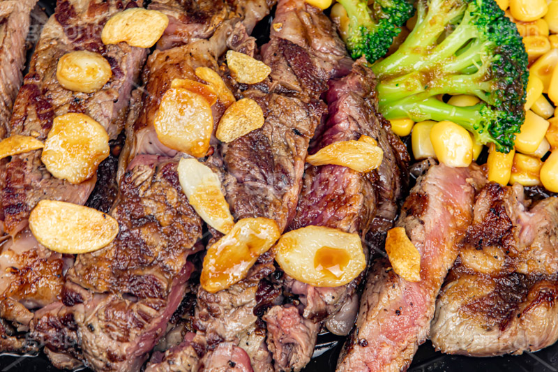 ステーキ,肉,肉食,ビーフ,牛肉,にんにく,ニンニク,ガーリック,レア,コーン,ブロッコリー,脂,脂質,スタミナ,洋食,あつあつ,熱々,焦げ,焼き,meat,steak,garlic,beef,corn,broccoli,フルサイズ撮影