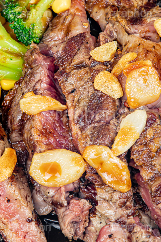 ステーキ,肉,肉食,ビーフ,牛肉,にんにく,ニンニク,ガーリック,レア,脂,脂質,スタミナ,洋食,たれ,タレ,あつあつ,熱々,焦げ,焼き,meat,steak,garlic,beef,フルサイズ撮影