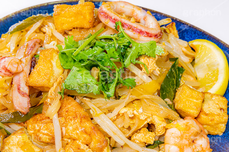 パッタイ,フォー,米粉,麺,麺類,エスニック,オリエンタル,アジアン,エビ,えび,海老,いか,イカ,豆腐,玉子,もやし,モヤシ,ニラ,パクチー,香草,レモン,ナッツ,パクチニスト,ethnic,フルサイズ撮影