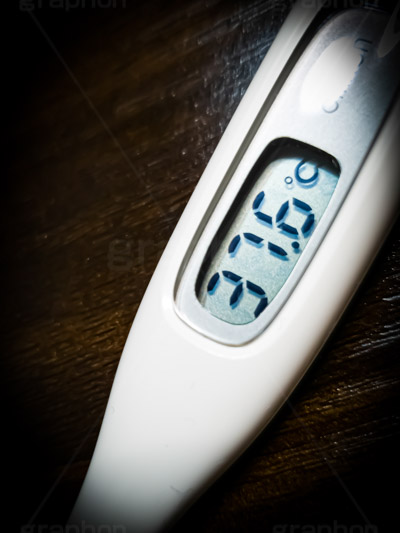 37.6℃,熱,高熱,発熱,検温,体温計,温度計,診察,風邪,予防,風邪予防,ウィルス,通院,ヘルスケア,ケア,健康,医療,healthcare,health,virus,スマホ撮影