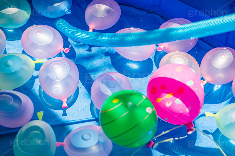 水風船,風船,水ヨーヨー,ヨーヨー,ホース,清凉,こども,子供,おもちゃ,玩具,遊び,水遊び,キッズ,夏,サマー,カラフル,夏休み,たくさん,いっぱい,大量,水滴,しずく,雫,summer,colorful,TOY,kids,フルサイズ撮影