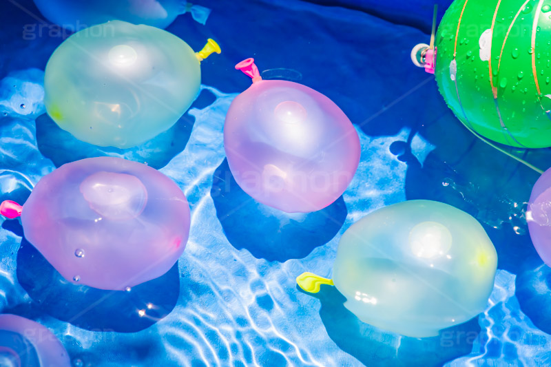 水風船,風船,水ヨーヨー,ヨーヨー,清凉,こども,子供,おもちゃ,玩具,遊び,水遊び,キッズ,夏,サマー,カラフル,夏休み,たくさん,いっぱい,大量,水滴,しずく,雫,水面,波紋,summer,colorful,TOY,kids,フルサイズ撮影