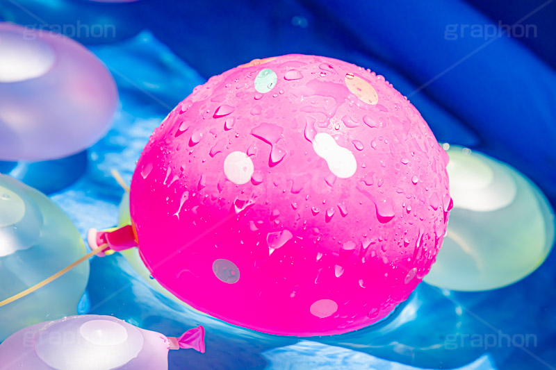水ヨーヨー,ヨーヨー,水風船,風船,出店,夏祭り,祭,祭り,まつり,清凉,こども,子供,おもちゃ,玩具,水遊び,キッズ,夏,サマー,露店,屋台,夏休み,縁日,景品,的屋,水滴,しずく,雫,summer,festival,japan,TOY,kids,フルサイズ撮影