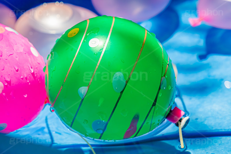 水ヨーヨー,ヨーヨー,水風船,風船,出店,夏祭り,祭,祭り,まつり,清凉,こども,子供,おもちゃ,玩具,水遊び,キッズ,夏,サマー,露店,屋台,夏休み,縁日,景品,的屋,水滴,しずく,雫,summer,festival,japan,TOY,kids,フルサイズ撮影