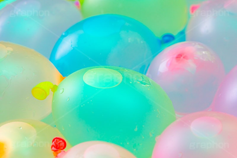 水風船,風船,清凉,こども,子供,おもちゃ,玩具,遊び,水遊び,キッズ,夏,サマー,カラフル,夏休み,たくさん,いっぱい,大量,水滴,しずく,雫,summer,colorful,TOY,kids,フルサイズ撮影