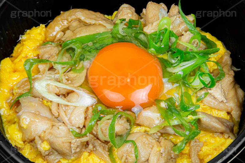 親子丼,ねぎ,ネギ,半熟,玉子,卵,たまご,卵黄,生卵,鶏肉,日本料理,日本食,和食,japan,フルサイズ撮影
