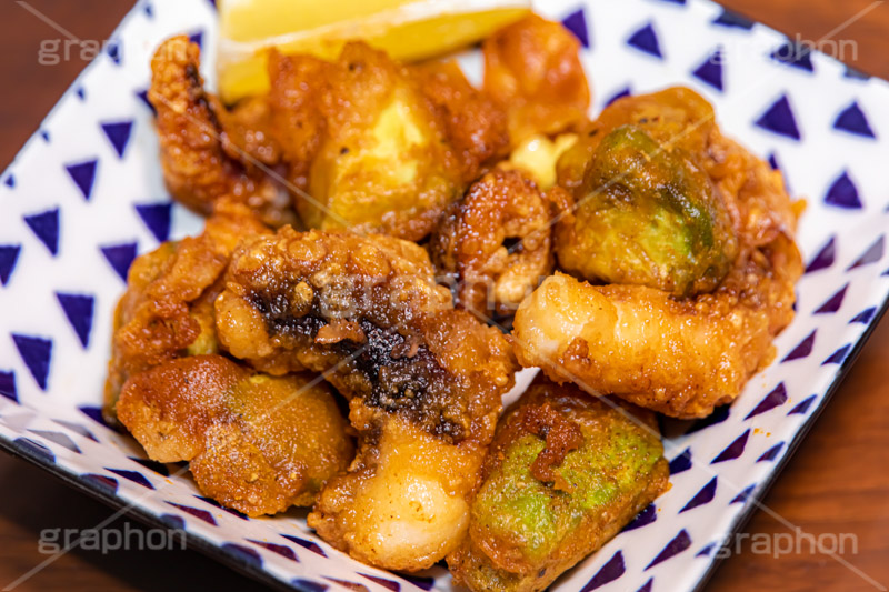 タコとアボカドの唐揚げ,タコのから揚げ,アボカド,から揚げ,唐揚げ,揚げ物,レモン,つまみ,おつまみ,酒,呑み,あて,たこ,タコ,あし,居酒屋,飲み屋,脂,油,シーフード,海鮮,vinegar,lemon,seafood,フルサイズ撮影
