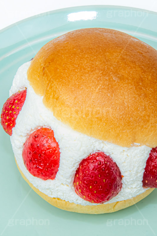 マリトッツォ,スイーツ,クリーム,パン,いちご,イチゴ,ストロベリー,カフェ,菓子,お菓子,おやつ,朝食,イタリア,cream,bread,strawberry,フルサイズ撮影
