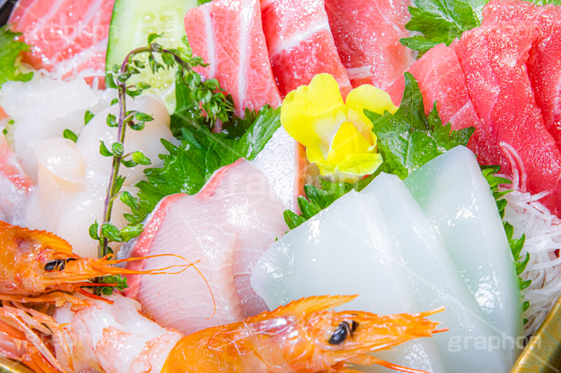 刺身盛り合わせ,刺身,さしみ,刺し身,魚介,生もの,赤身,白身,マグロ,鯛,イカ,ホタテ,帆立,甘えび,甘エビ,甘海老,大葉,日本料理,日本食,和食,つまみ,居酒屋,おつまみ,japan,フルサイズ撮影