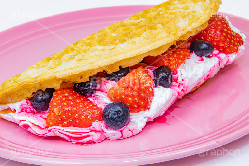 トゥンワッフル,フルーツワッフル,ワッフル,スイーツ,おやつ,甘い,デザート,クリーム,生クリーム,フルーツ,イチゴ,いちご,ストロベリー,ブルーベリー,菓子,お菓子,焼き菓子,焼菓子,焼き,韓国グルメ,waffle,cake,dessert,sweet,strawberry,cream,フルサイズ撮影