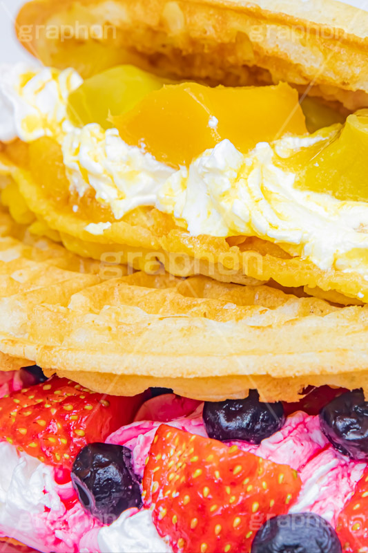トゥンワッフル,フルーツワッフル,ワッフル,スイーツ,おやつ,甘い,デザート,クリーム,生クリーム,フルーツ,イチゴ,いちご,ストロベリー,ブルーベリー,マンゴー,菓子,お菓子,焼き菓子,焼菓子,焼き,韓国グルメ,waffle,cake,dessert,sweet,strawberry,cream,mango,フルサイズ撮影