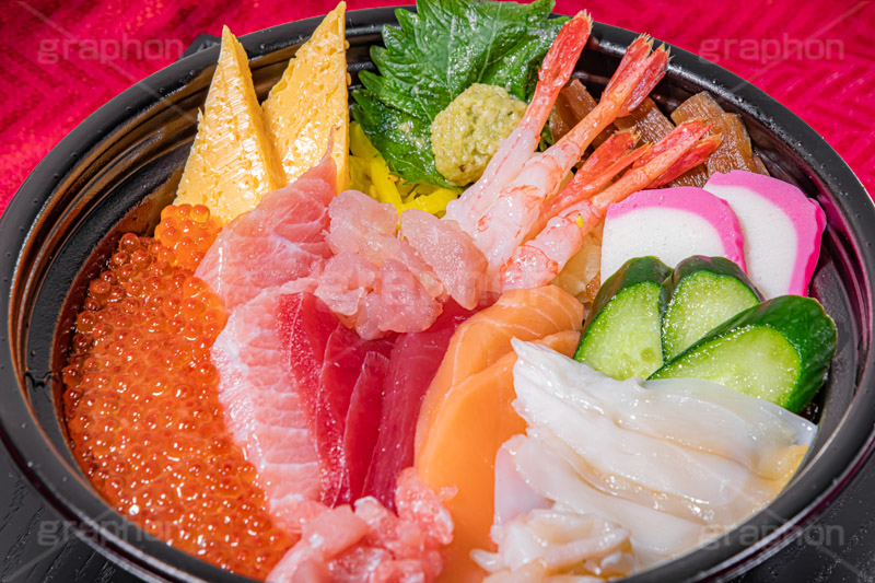 海鮮丼,丼,どんぶり,丼物,刺身,さしみ,刺し身,魚介,生もの,赤身,白身,マグロ,トロ,貝,イカ,サーモン,甘えび,甘エビ,甘海老,きゅうり,キュウリ,カマボコ,かまぼこ,イクラ,玉子焼き,卵焼き,日本料理,日本食,和食,japan,seafood,salmon,フルサイズ撮影