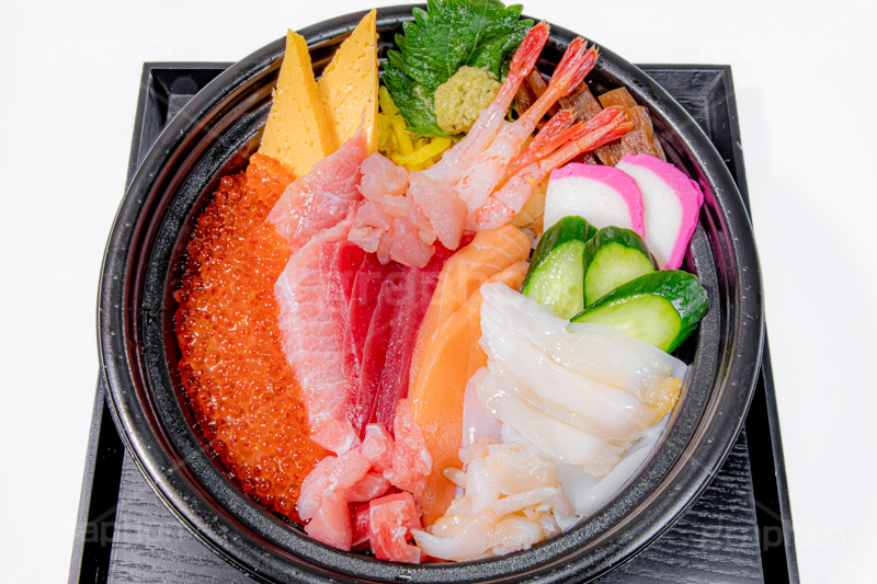 海鮮丼,丼,どんぶり,丼物,刺身,さしみ,刺し身,魚介,生もの,赤身,白身,マグロ,トロ,貝,イカ,サーモン,甘えび,甘エビ,甘海老,きゅうり,キュウリ,カマボコ,かまぼこ,イクラ,玉子焼き,卵焼き,日本料理,日本食,和食,japan,seafood,salmon,フルサイズ撮影