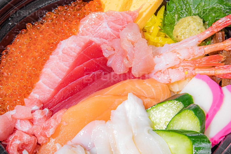 海鮮丼,丼,どんぶり,丼物,刺身,さしみ,刺し身,魚介,生もの,赤身,白身,マグロ,トロ,貝,イカ,サーモン,甘えび,甘エビ,甘海老,きゅうり,キュウリ,カマボコ,かまぼこ,イクラ,玉子焼き,卵焼き,日本料理,日本食,和食,japan,seafood,salmon,フルサイズ撮影