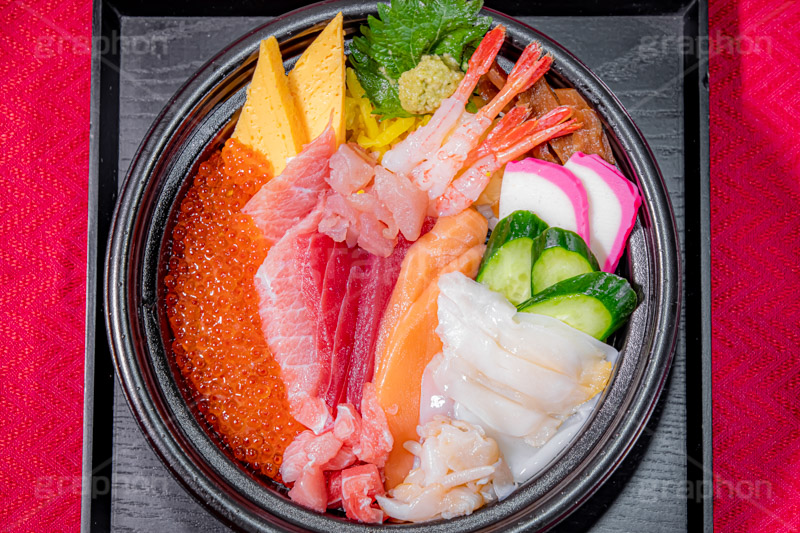 海鮮丼,丼,どんぶり,丼物,刺身,さしみ,刺し身,魚介,生もの,赤身,白身,マグロ,トロ,貝,イカ,サーモン,甘えび,甘エビ,甘海老,きゅうり,キュウリ,カマボコ,かまぼこ,イクラ,玉子焼き,卵焼き,日本料理,日本食,和食,japan,seafood,salmon,フルサイズ撮影