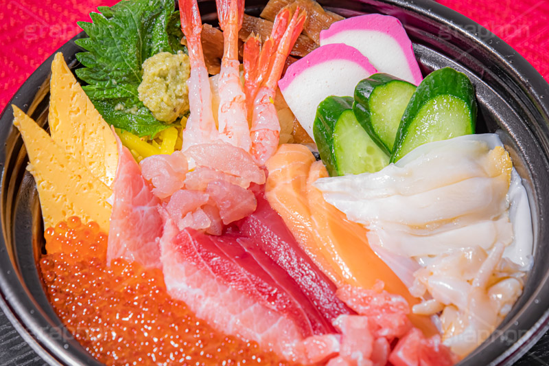 海鮮丼,丼,どんぶり,丼物,刺身,さしみ,刺し身,魚介,生もの,赤身,白身,マグロ,トロ,貝,イカ,サーモン,甘えび,甘エビ,甘海老,きゅうり,キュウリ,カマボコ,かまぼこ,イクラ,玉子焼き,卵焼き,日本料理,日本食,和食,japan,seafood,salmon,フルサイズ撮影