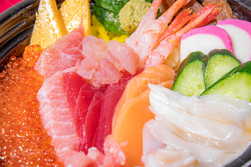 海鮮丼,丼,どんぶり,丼物,刺身,さしみ,刺し身,魚介,生もの,赤身,白身,マグロ,トロ,貝,イカ,サーモン,甘えび,甘エビ,甘海老,きゅうり,キュウリ,カマボコ,かまぼこ,イクラ,玉子焼き,卵焼き,日本料理,日本食,和食,japan,seafood,salmon,フルサイズ撮影